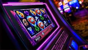 qqmamibet slot Diamond Empire game interface on mobile phone showing jeweled reels and spin controls